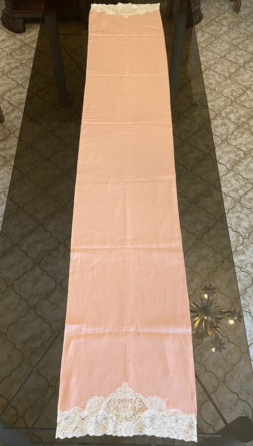  Lenzuolo e cuscino di lino rosa con pizzo Luxeuil decorato con fiori XIX secolo.