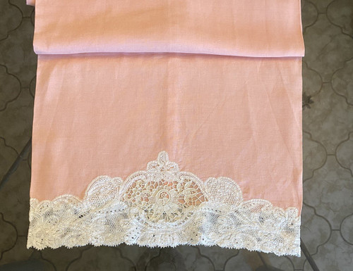  Lenzuolo e cuscino di lino rosa con pizzo Luxeuil decorato con fiori XIX secolo.