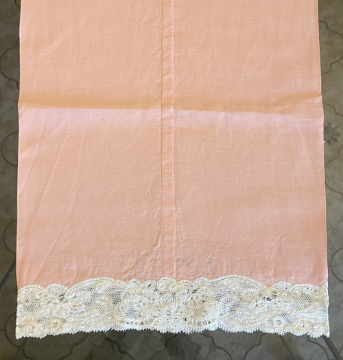  Lenzuolo e cuscino di lino rosa con pizzo Luxeuil decorato con fiori XIX secolo.