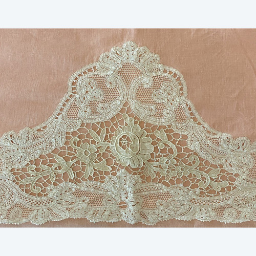  Lenzuolo e cuscino di lino rosa con pizzo Luxeuil decorato con fiori XIX secolo.