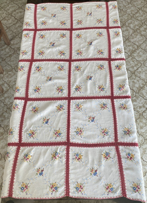 Tovaglia ricamata con mazzi di fiori XIX secolo