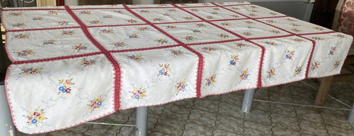 Tovaglia ricamata con mazzi di fiori XIX secolo