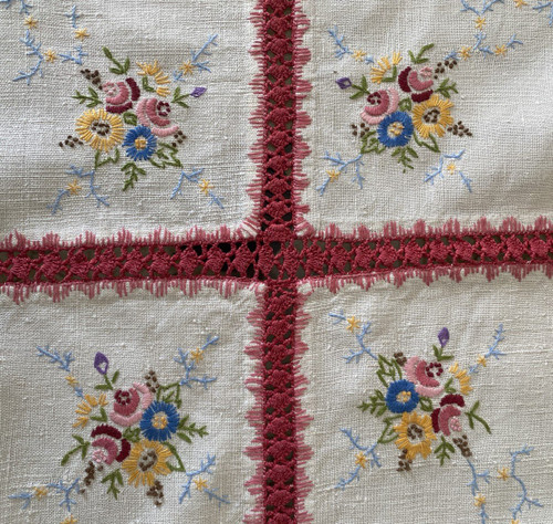 Tovaglia ricamata con mazzi di fiori XIX secolo