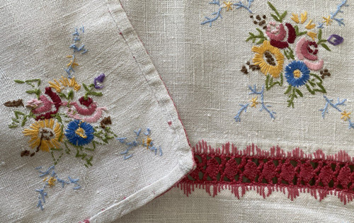 Tovaglia ricamata con mazzi di fiori XIX secolo