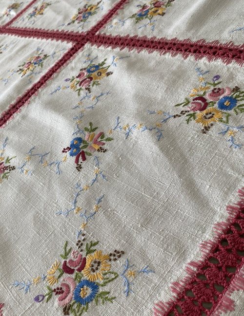 Tovaglia ricamata con mazzi di fiori XIX secolo