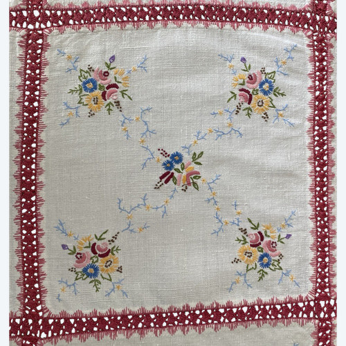 Tovaglia ricamata con mazzi di fiori XIX secolo