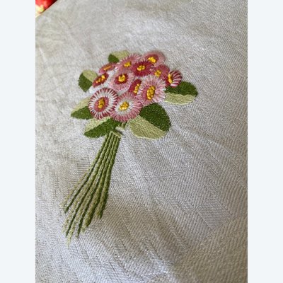Tovaglia e 7 tovaglioli decorati con fiori ricamati XIX secolo