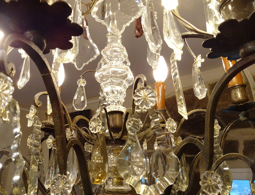 Lampadario a 6 luci in bronzo con pendenti in cristallo tagliato Coltelli XIX secolo