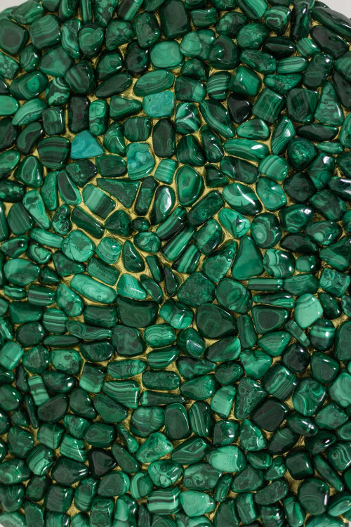 Tavolo con piedistallo in malachite e metallo dorato. Opera contemporanea. LS59992 168J