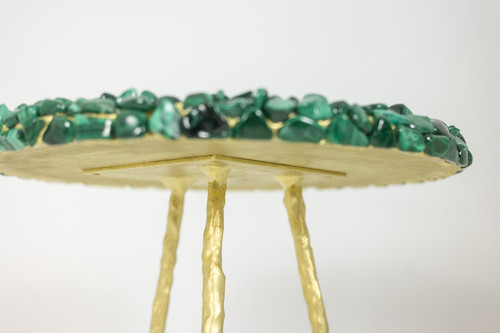 Tavolo con piedistallo in malachite e metallo dorato. Opera contemporanea. LS59992 168J