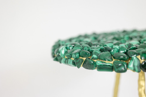 Tavolo con piedistallo in malachite e metallo dorato. Opera contemporanea. LS59992 168J