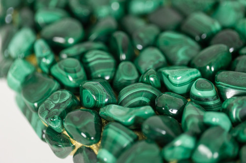 Tavolo con piedistallo in malachite e metallo dorato. Opera contemporanea. LS59992 168J