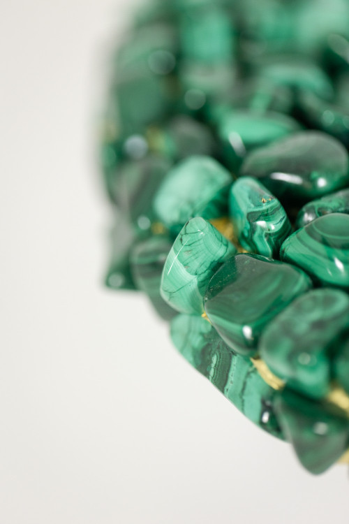 Tavolo con piedistallo in malachite e metallo dorato. Opera contemporanea. LS59992 168J