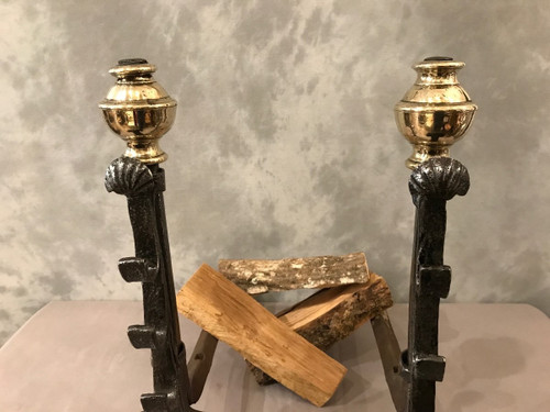 Coppia di antichi candelabri in ferro e ottone di un robusto periodo del XVII secolo