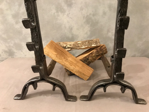 Coppia di antichi candelabri in ferro e ottone di un robusto periodo del XVII secolo