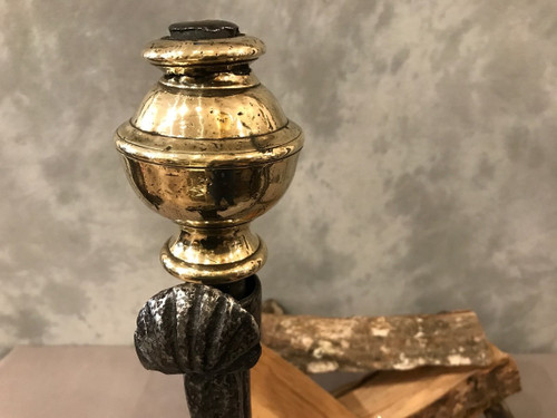 Coppia di antichi candelabri in ferro e ottone di un robusto periodo del XVII secolo