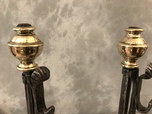 Coppia di antichi candelabri in ferro e ottone di un robusto periodo del XVII secolo