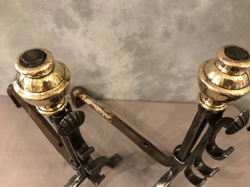 Coppia di antichi candelabri in ferro e ottone di un robusto periodo del XVII secolo
