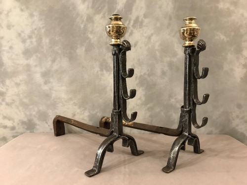Coppia di antichi candelabri in ferro e ottone di un robusto periodo del XVII secolo