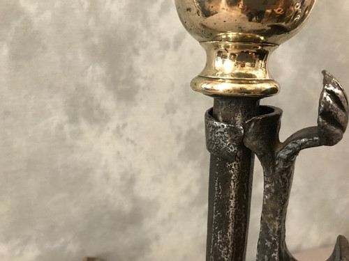 Coppia di antichi candelabri in ferro e ottone di un robusto periodo del XVII secolo