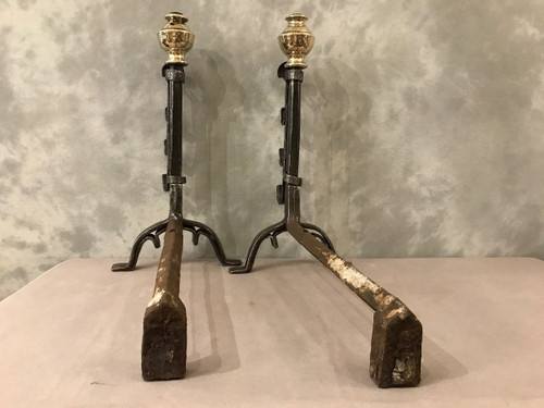 Coppia di antichi candelabri in ferro e ottone di un robusto periodo del XVII secolo