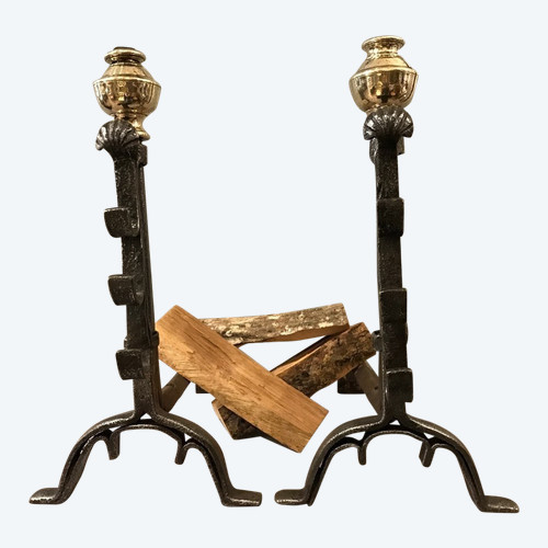 Coppia di antichi candelabri in ferro e ottone di un robusto periodo del XVII secolo