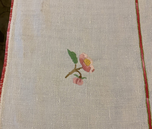 Tovaglia di lino ricamato con fiori XIX
