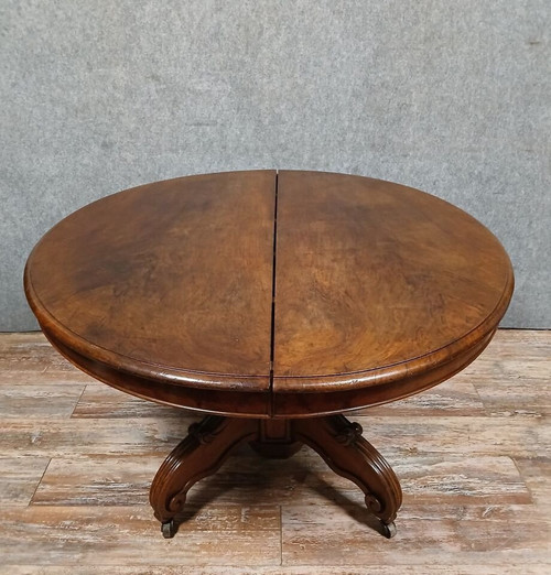 Louis Philippe period walnut pedestal table with extensions, circa 1830 / 434 cm