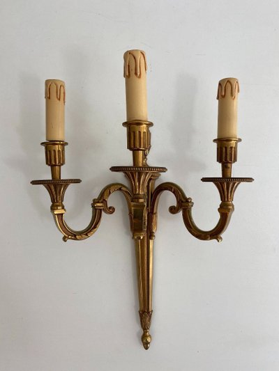 Coppia di applique a 3 bracci in bronzo stile Luigi XVI di Lucien Gau