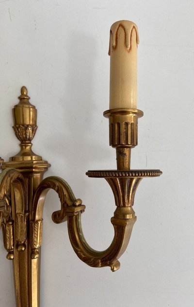 Coppia di applique a 3 bracci in bronzo stile Luigi XVI di Lucien Gau
