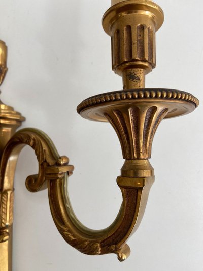 Coppia di applique a 3 bracci in bronzo stile Luigi XVI di Lucien Gau