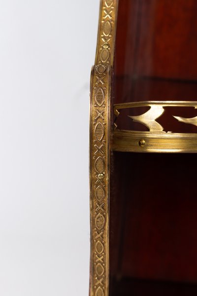 Credenza in mogano in stile Luigi XVI con decorazioni in bronzo e ottone dorato 1890-1900 ca.