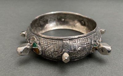 Bracciale orientale berbero in argento con punte e cabochon 54 grammi