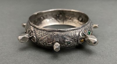 Bracciale orientale berbero in argento con punte e cabochon 54 grammi