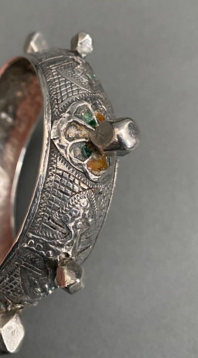 Bracciale orientale berbero in argento con punte e cabochon 54 grammi