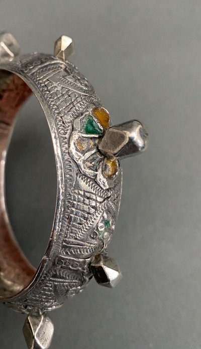 Bracciale orientale berbero in argento con punte e cabochon 54 grammi