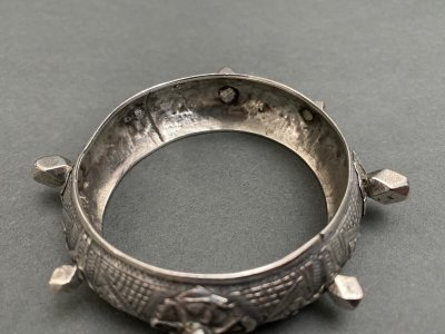 Bracciale orientale berbero in argento con punte e cabochon 54 grammi