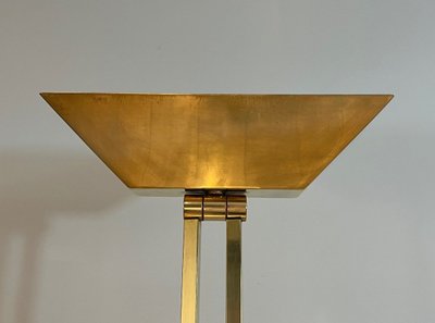 Lampada da terra in ottone con riflettore regolabile su base in travertino e ottone.