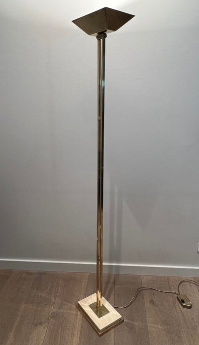Lampada da terra in ottone con riflettore regolabile su base in travertino e ottone.
