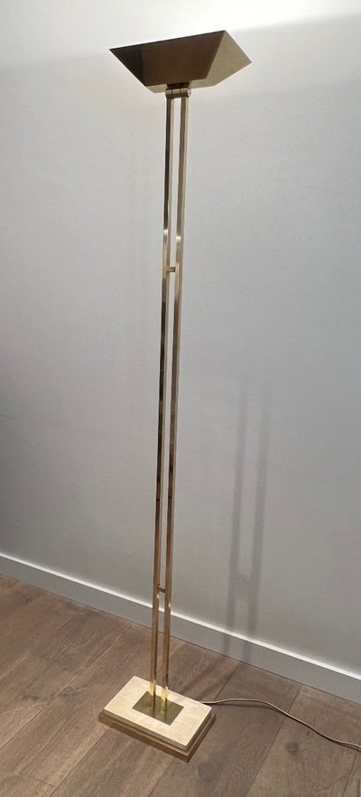 Lampada da terra in ottone con riflettore regolabile su base in travertino e ottone.