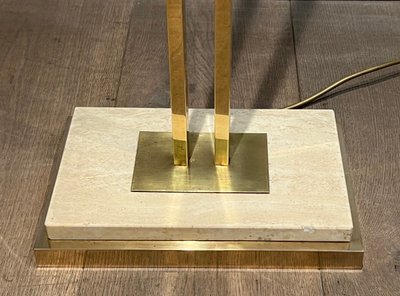 Lampada da terra in ottone con riflettore regolabile su base in travertino e ottone.