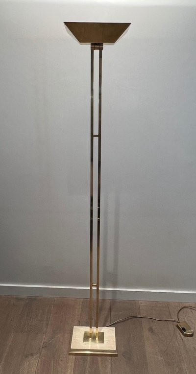 Lampada da terra in ottone con riflettore regolabile su base in travertino e ottone.