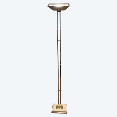 Lampada da terra in ottone con riflettore regolabile su base in travertino e ottone.