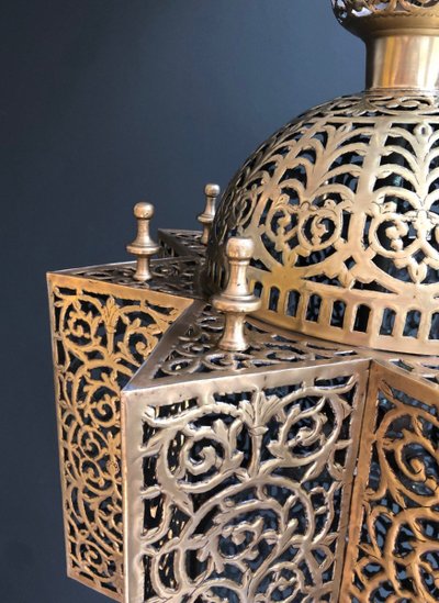 Außergewöhnliche orientalische Laterne aus Messing. Orientalische Arbeit. Ende des 19. Jahrhunderts
