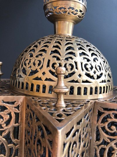 Außergewöhnliche orientalische Laterne aus Messing. Orientalische Arbeit. Ende des 19. Jahrhunderts