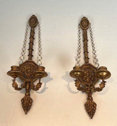 Importante Paire d'Appliques De Style Louis XVI En Bois Sculpté Dorées à Guirlandes De Cristaux