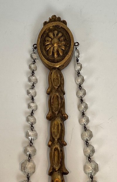 Importante Paire d'Appliques De Style Louis XVI En Bois Sculpté Dorées à Guirlandes De Cristaux
