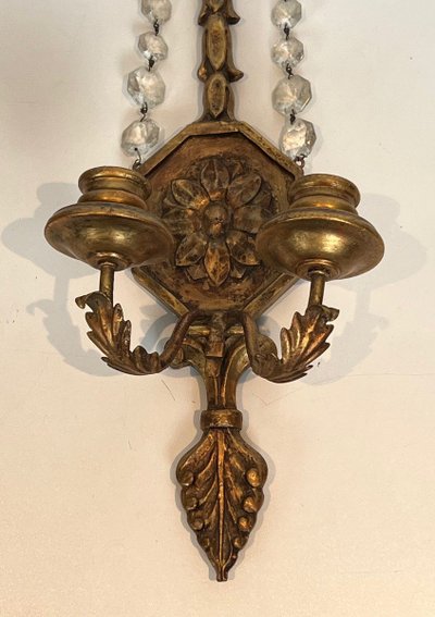 Importante Paire d'Appliques De Style Louis XVI En Bois Sculpté Dorées à Guirlandes De Cristaux