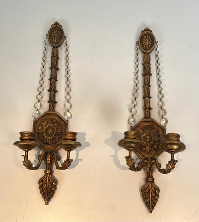 Importante Paire d'Appliques De Style Louis XVI En Bois Sculpté Dorées à Guirlandes De Cristaux