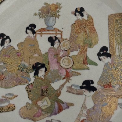 Assiette Satsuma avec cachet Japon XIXe représentant des geishas